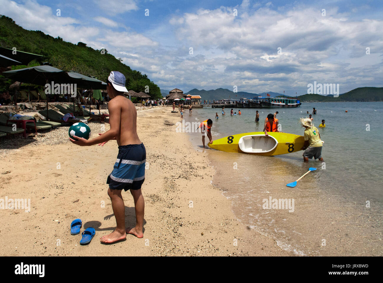 Isole vicino a Nha Trang. Attività nautiche sulla isola di bambù. Foto Stock