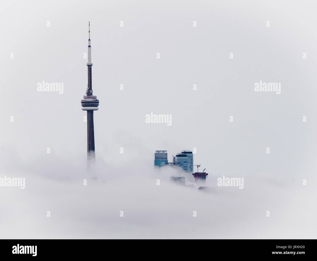 La CN Tower a Toronto, Ontario, Canada al di sopra delle nuvole Foto Stock