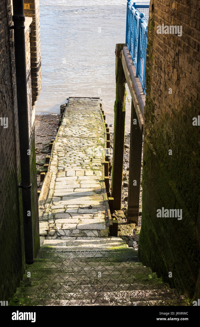 Le antiche scale Alderman che conducono al Tamigi a Wapping, Londra, Inghilterra, Regno Unito Foto Stock