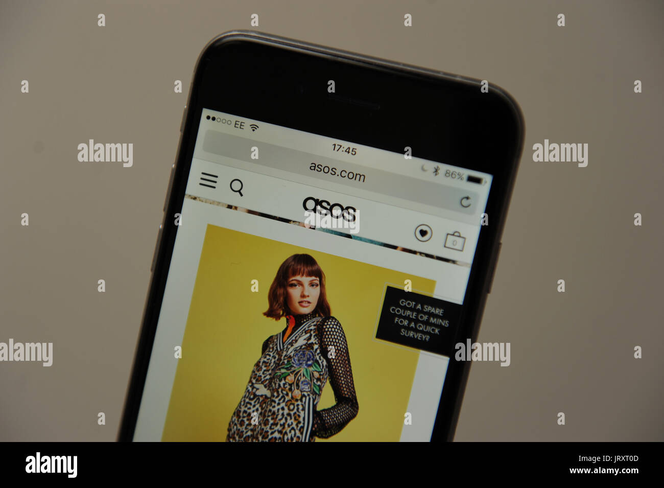 Il asos sito è visto su una schermata telefono Foto stock - Alamy