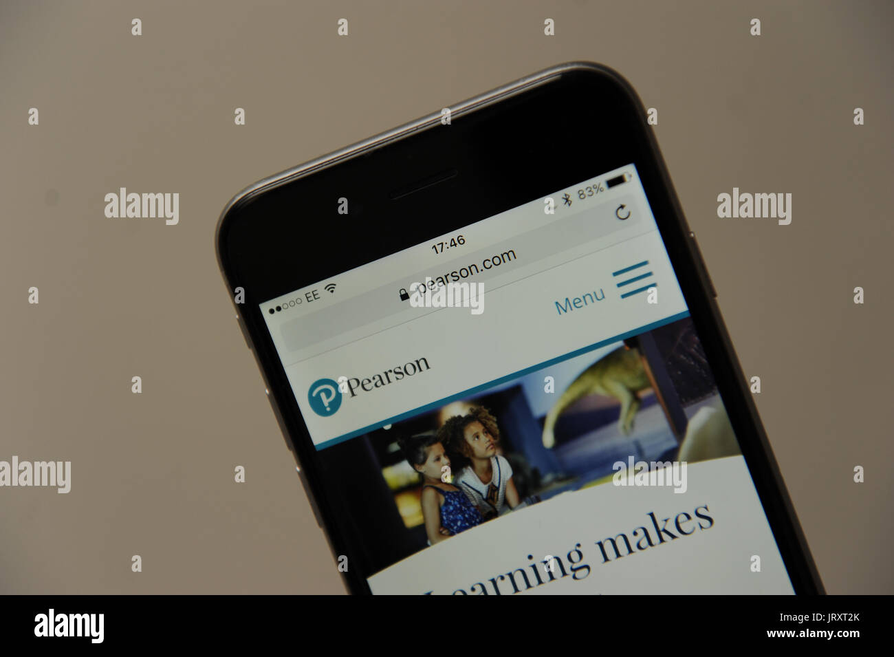 Il sito web di Pearson visto su una schermata telefono Foto Stock