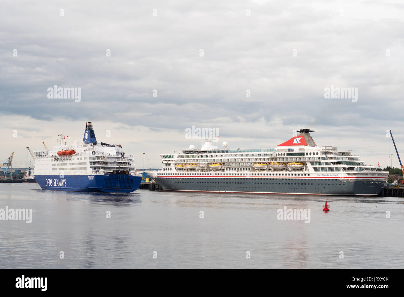 Traghetto DFDS Re Seaways passa Fred Olsen nave da crociera Balmoral ormeggiata nel porto di Tyne, North Shields, England, Regno Unito Foto Stock