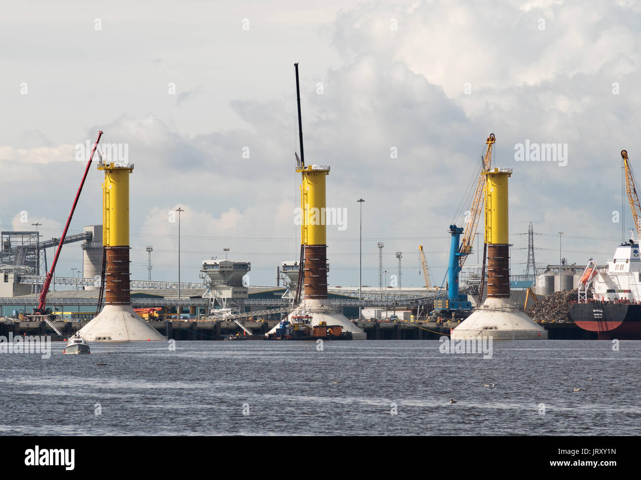 Auto-installazione concrete basi per gravità per le turbine eoliche a Tyne Dock nel fiume Tyne, South Shields, England, Regno Unito Foto Stock