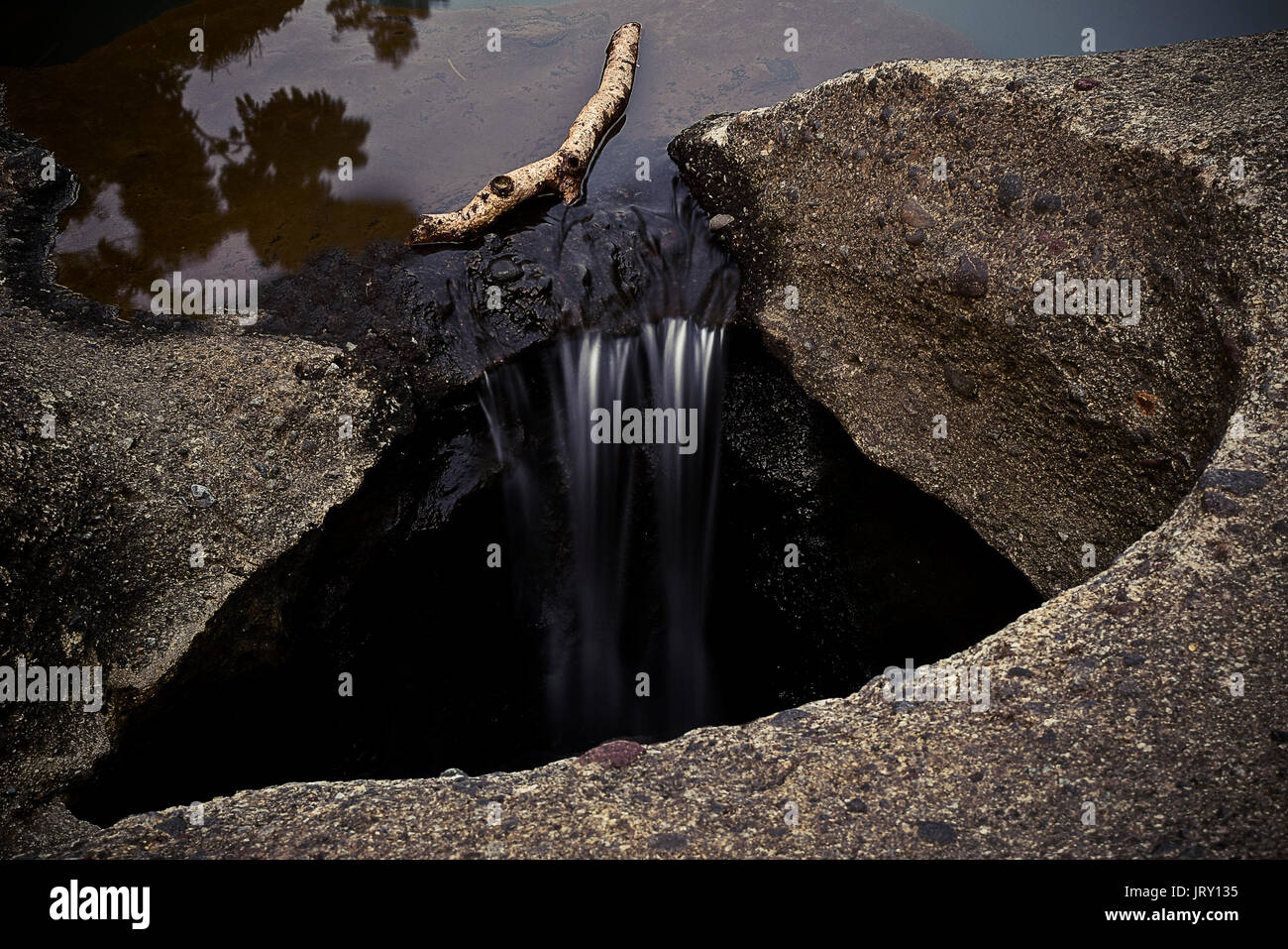 Fiume Ciliwung il flusso di acqua, Bogor, Indonesia. Foto Stock