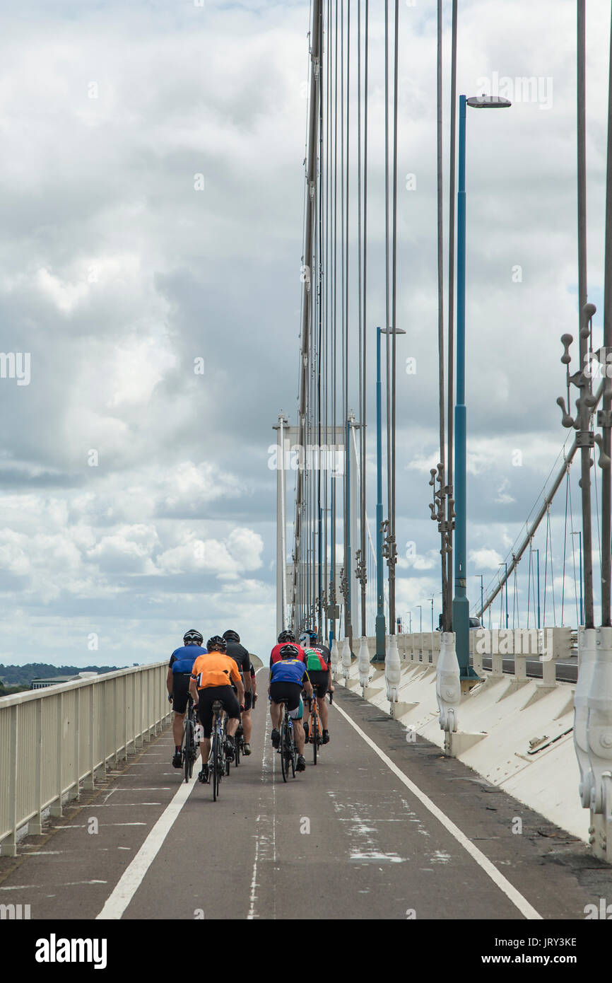 I ciclisti sul ciclo e percorso a piedi lungo la Severn Bridge (M48) Foto Stock