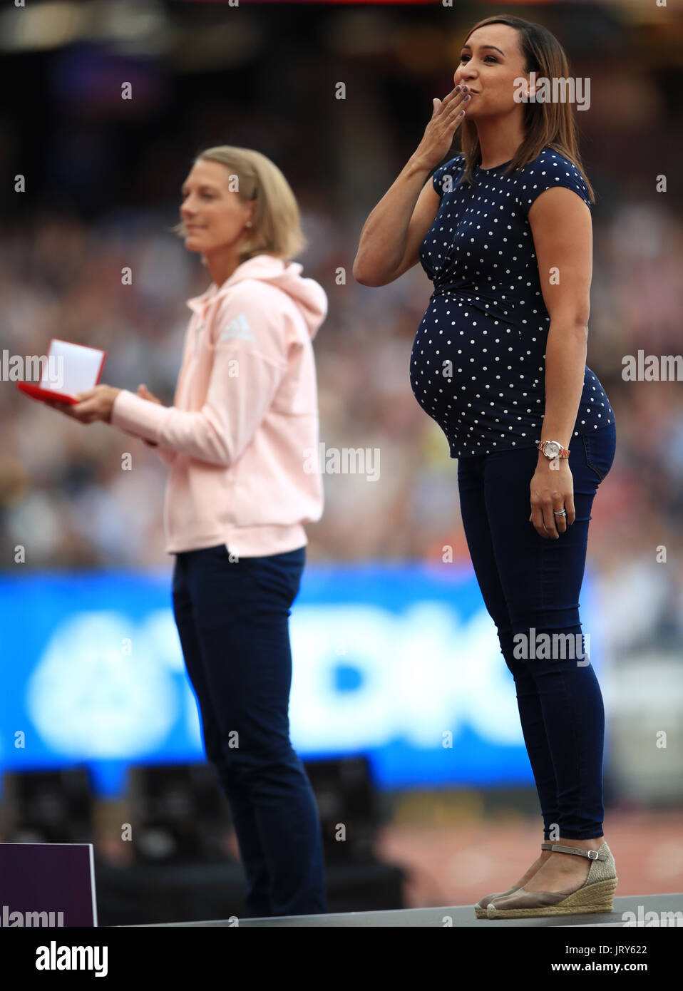 Gran Bretagna e Irlanda del Nord la Jessica Ennis-Hill (destra) riceve una medaglia d'oro per il suo 2011 Eptathlon durante il giorno tre del 2017 IAAF Campionati del mondo presso il London Stadium. Stampa foto di associazione. Picture Data: domenica 6 agosto 2017. Vedere PA storia mondiale di atletica. Foto di credito dovrebbe leggere: John Walton/filo PA. Restrizioni: solo uso editoriale. Nessuna trasmissione di suoni o immagini in movimento e nessun video di simulazione. Foto Stock