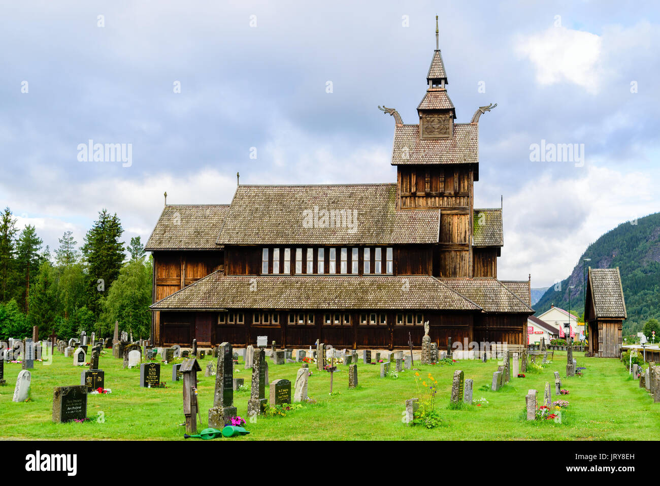 Uvdal, Norvegia - 31 Luglio 2017: Travel documentario di Uvdal chiesa costruita nel 1893. Qui si vede dal lato con lapidi in primo piano. Le nuvole in Foto Stock