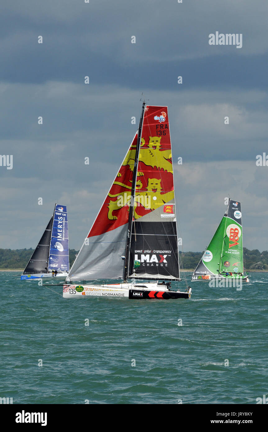 Yachts in th fastnet rock gara vela racing nel Solent dopo l'inizio a Cowes Isle of Wight in condizioni eque ventoso vele vela Foto Stock Yachts in th fastnet rock gara vela racing nel Solent dopo l'inizio a Cowes Isle of Wight in condizioni eque ventoso vele vela Foto Stock