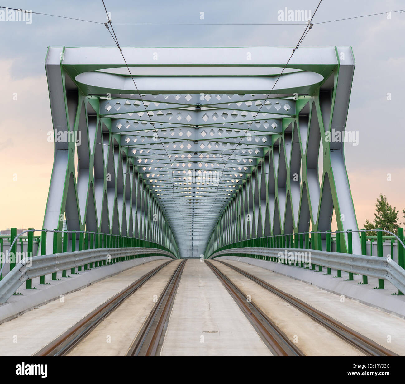 Vista sul ricostruito ponte vecchio dipinto di verde con nuovi binari dal lato di Petrzalka. Foto Stock