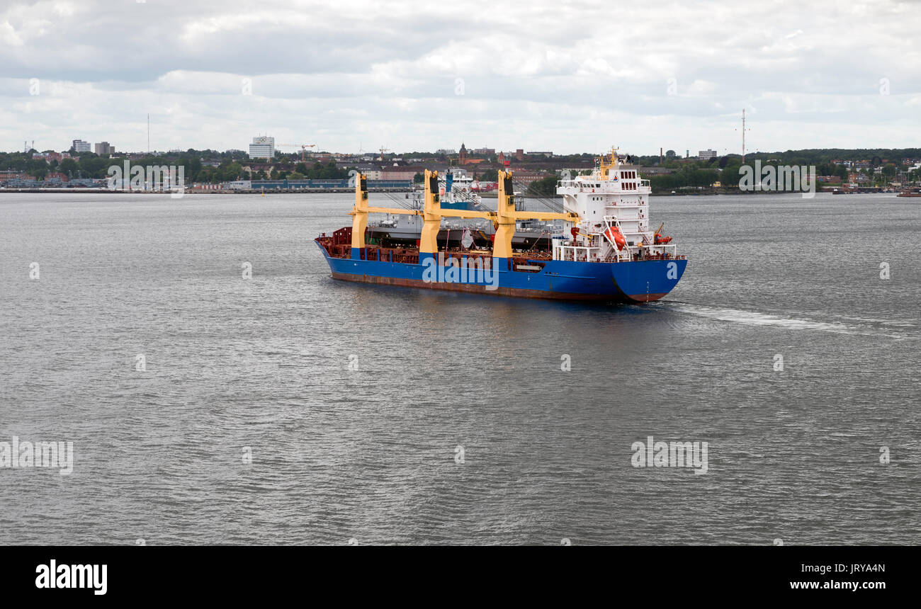 Grande nave nel canale di Kiel nel nord della Germania Foto Stock