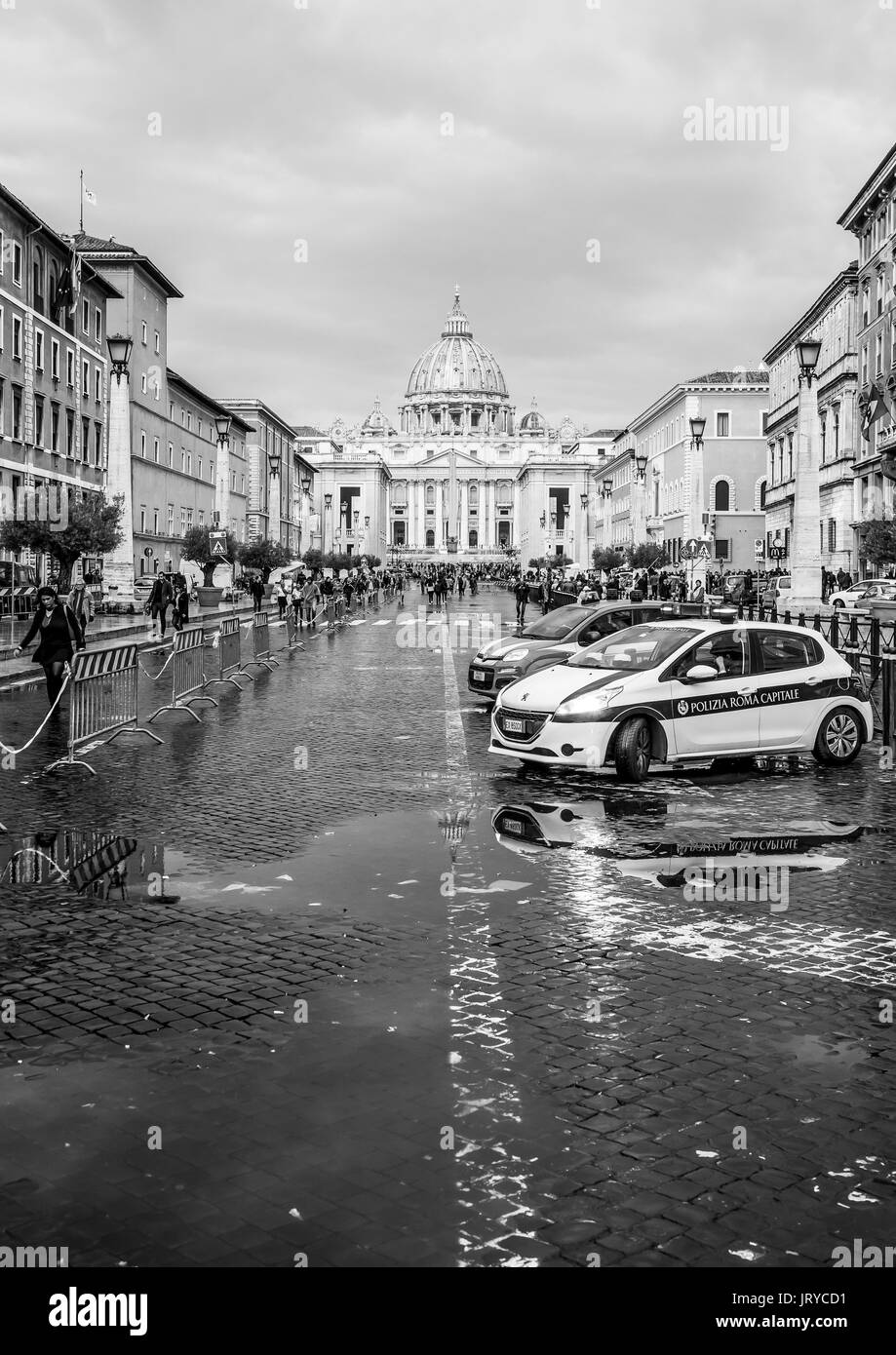Auto della Polizia e sicurezza a Piazza San Pietro a Città del Vaticano - Roma / Italia - 6 novembre 2016 Foto Stock