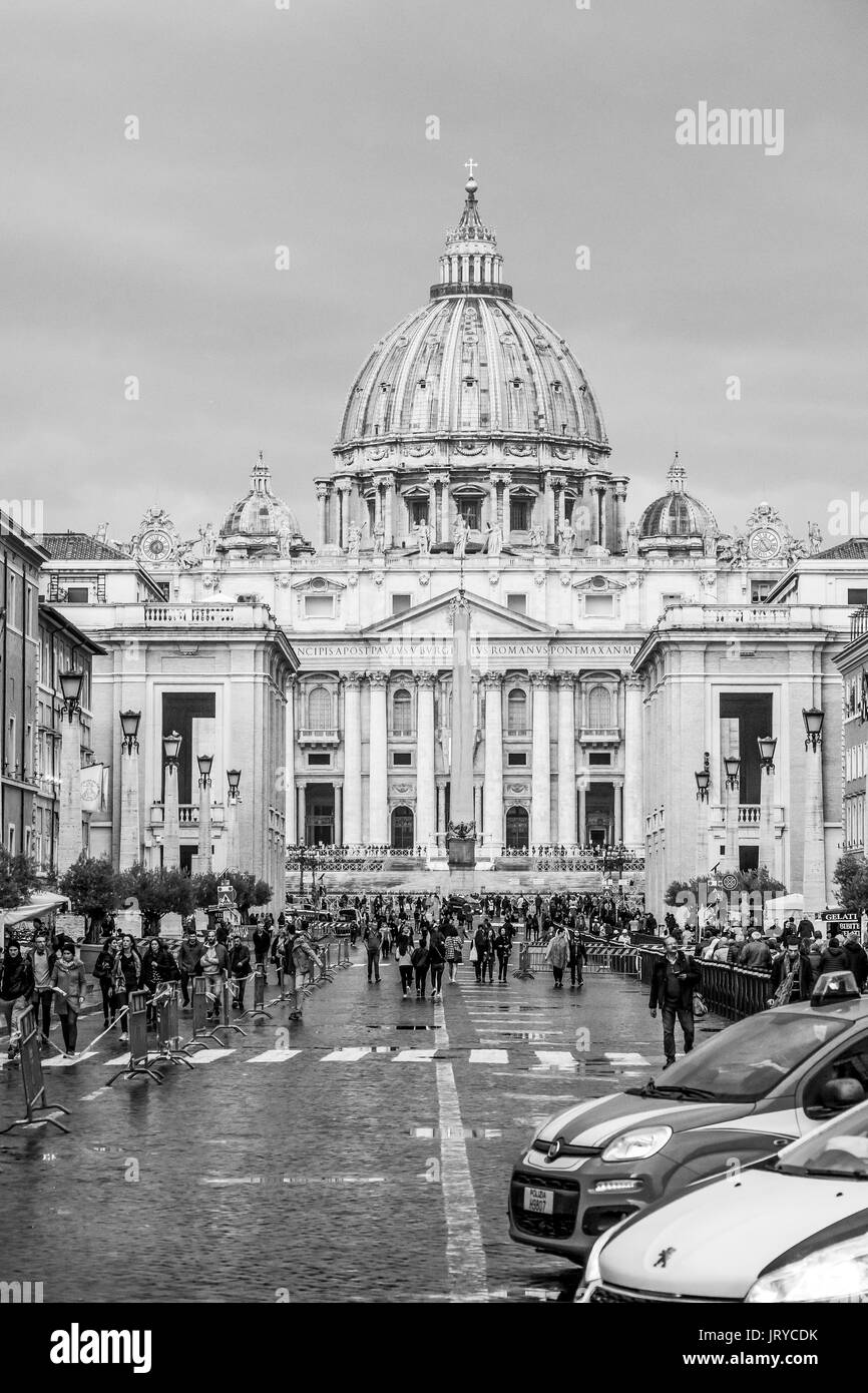 Auto della Polizia e sicurezza a Piazza San Pietro a Città del Vaticano - Roma / Italia - 6 novembre 2016 Foto Stock