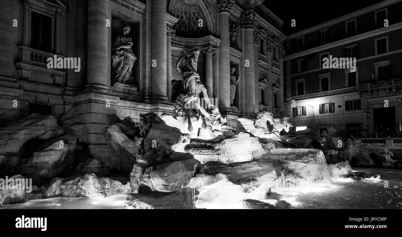 La celebre Fontana di Trevi a Roma - Fontana di Trevi - una grande attrazione turistica - Roma / Italia - 6 novembre 2016 Foto Stock