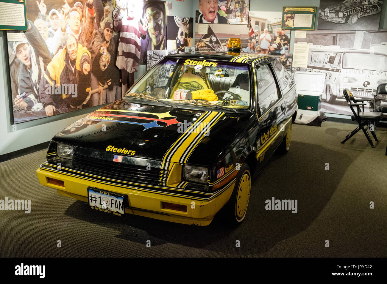 Vettura dipinta per Steelers in Pensilvania occidentale museo dello sport nell'Heinz History Center, Pittsburgh, Stati Uniti d'America Foto Stock