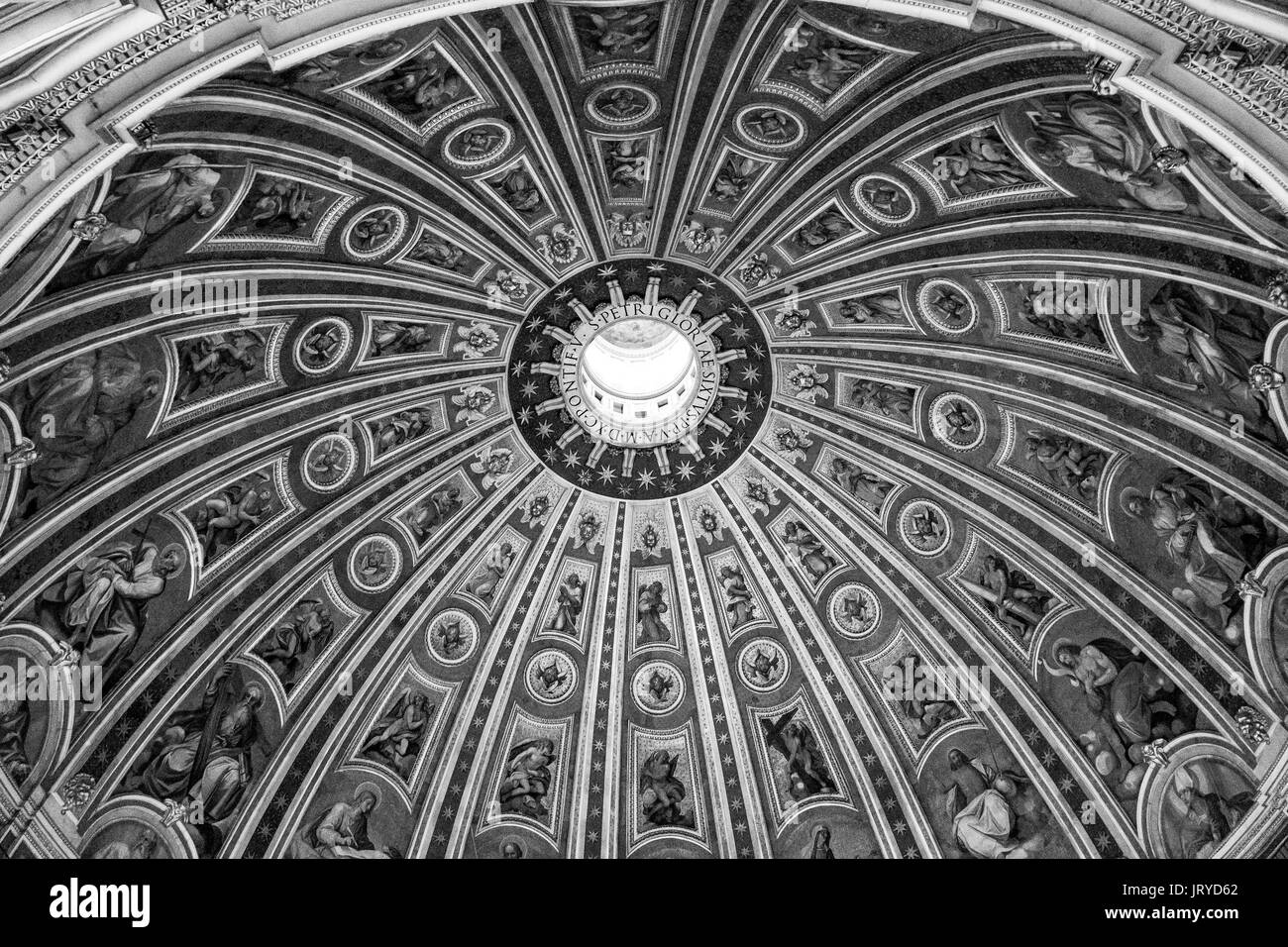 La famosa cupola della Basilica di San Pietro in Roma - Il Vaticano a Roma - Roma / Italia - 6 novembre 2016 Foto Stock