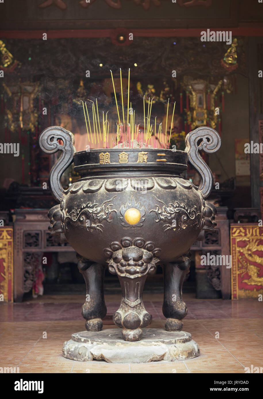 Bastoncini di incenso bruciare nel tempio cinese Foto Stock