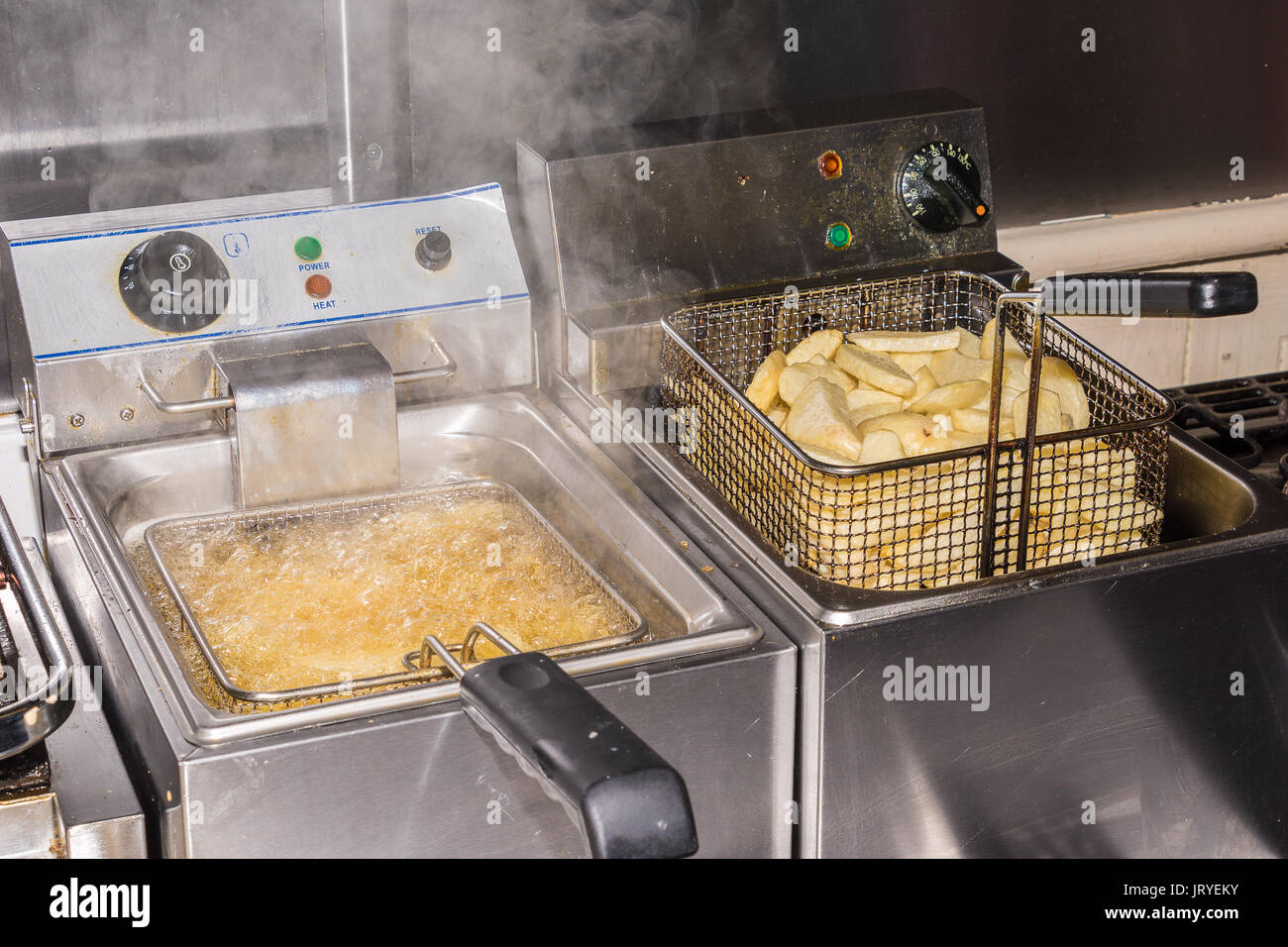 Due chip friggitrici in un chip di frittura e gli altri subito fritto Foto Stock