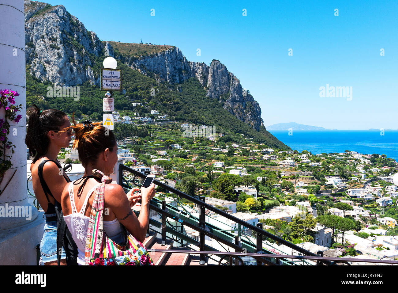 I turisti di prendere le foto delle vacanze sull'isola di Capri, Italia Foto Stock