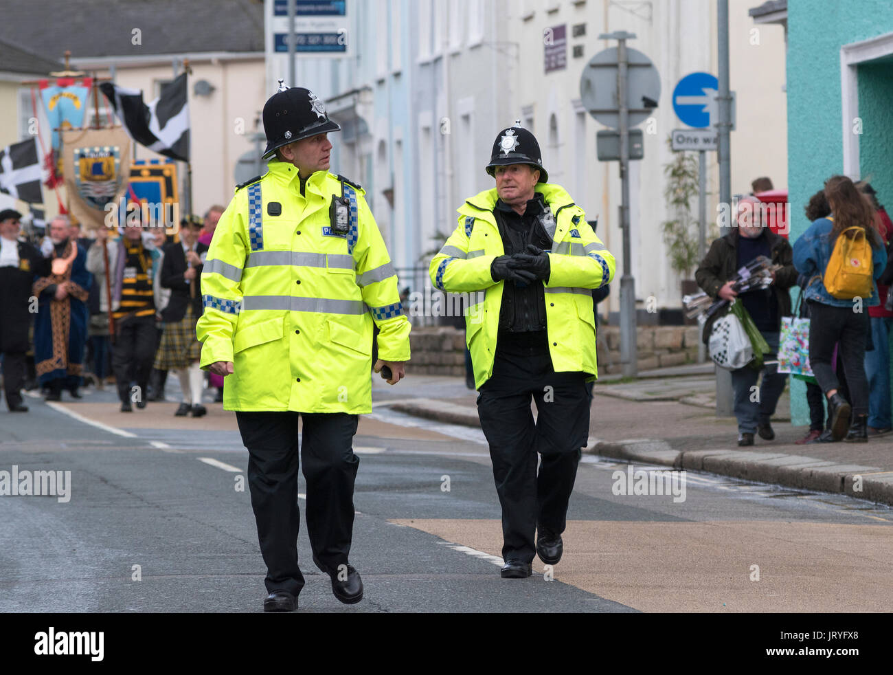 Due poliziotti britannici che conduce a una sfilata Foto Stock