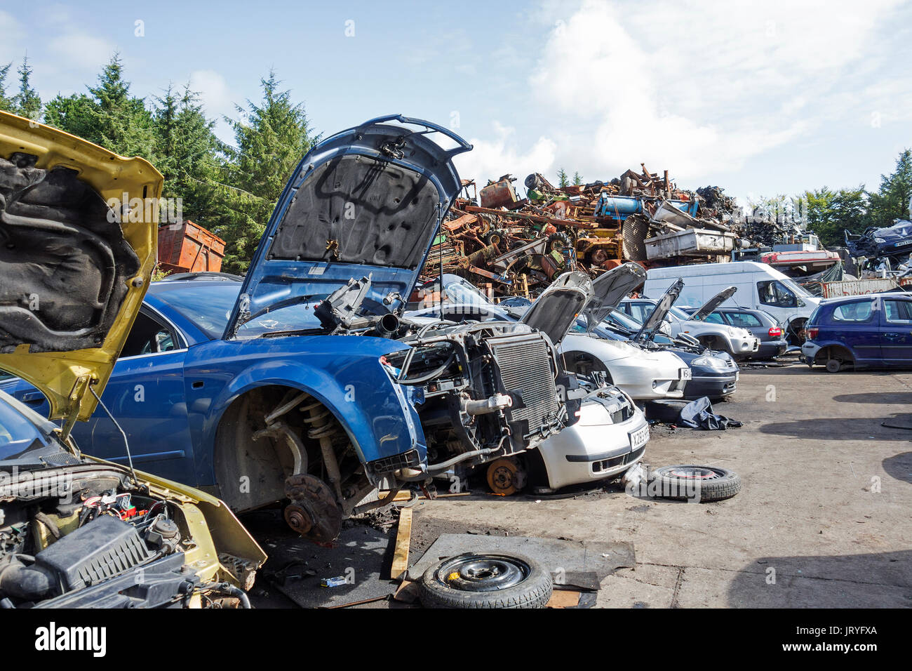 Le vecchie autovetture utilizzate per i pezzi di ricambio in un scrapyard Foto Stock