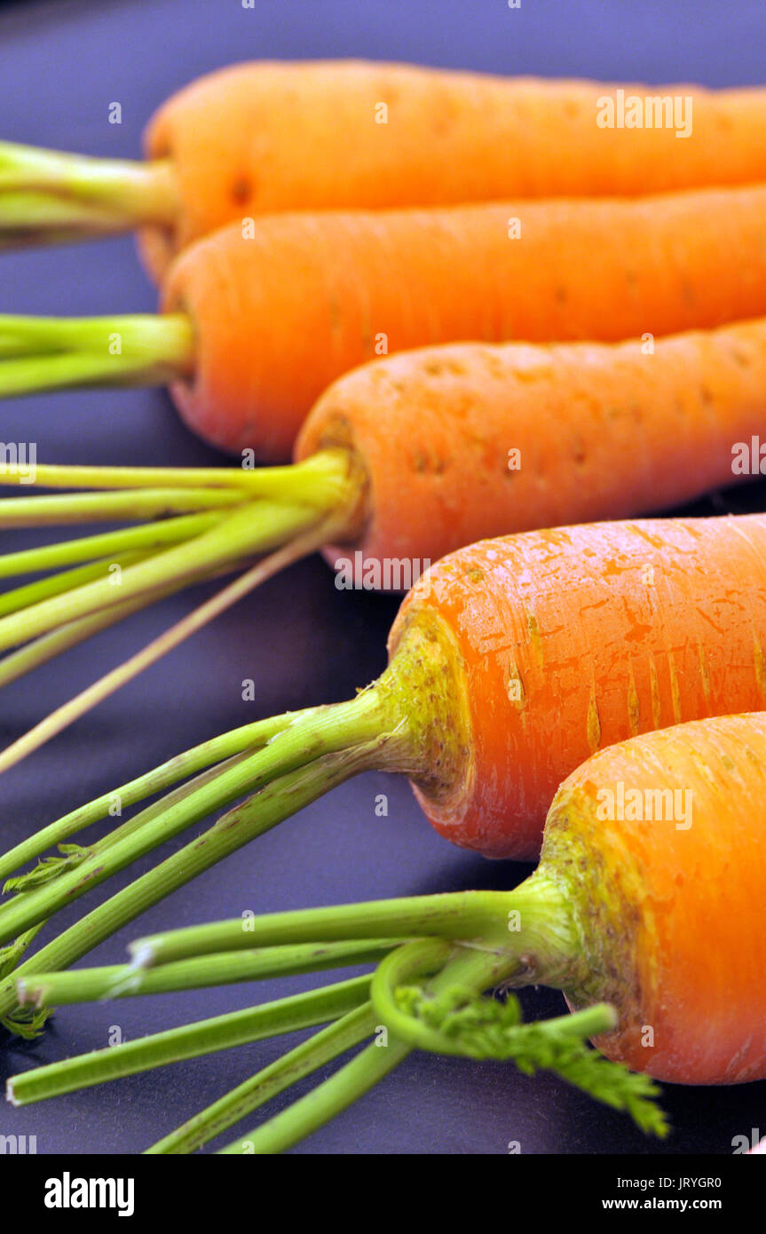 Le carote fresche sul display per vendita organici producono ortaggi a radice Foto Stock