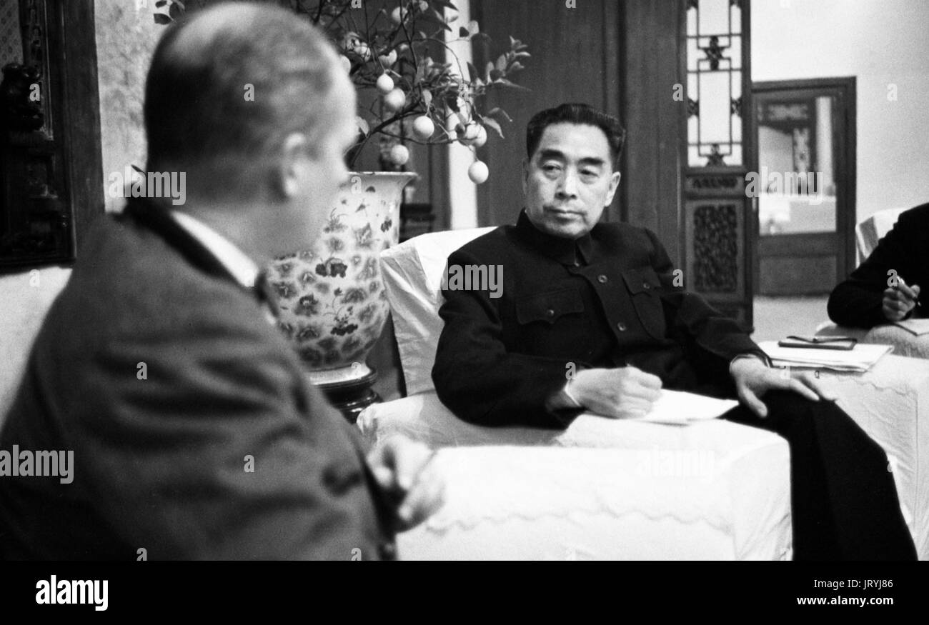 Giornalista Edmund Stevens intervistando Premiere Zhou Enlai nella sua casa a Pechino, Cina, 1957 Foto Stock