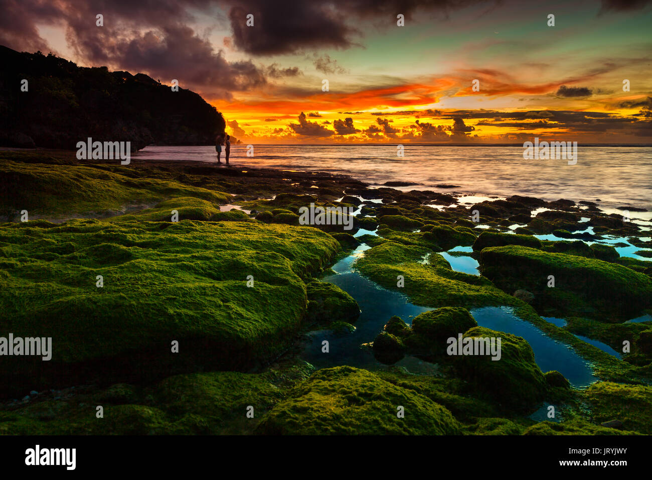 Bali seascape con enormi ondate di nascosto bellissima spiaggia di sabbia bianca. mare di Bali beach natura, outdoor indonesia isola di Bali paesaggio. vacanze estive Foto Stock