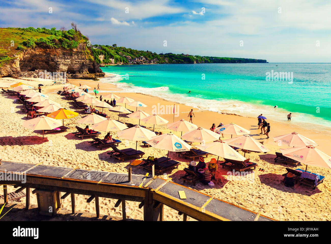 Bali seascape con enormi ondate di nascosto bellissima spiaggia di sabbia bianca. Mare di Bali beach natura outdoor, Indonesia. Isola di Bali paesaggio. Vacanze estive. Foto Stock