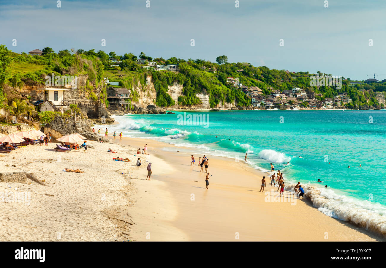 Bali seascape con enormi ondate di nascosto bellissima spiaggia di sabbia bianca. Mare di Bali beach natura outdoor, Indonesia. Isola di Bali paesaggio. Vacanze estive. Foto Stock