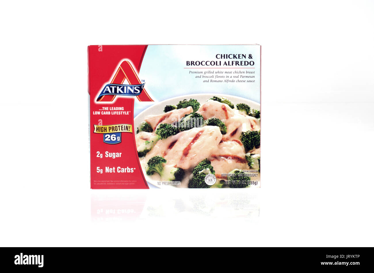 Scatola di congelati Dieta Atkins preparato la cena su sfondo bianco Foto Stock