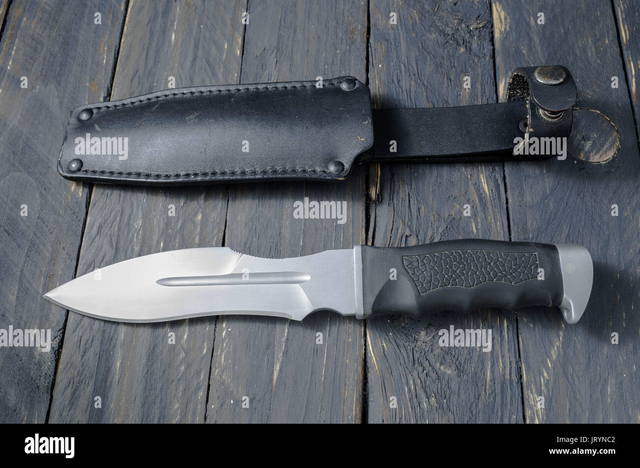 Grande pericolo coltello con una custodia in pelle. Coltello militare. Foto Stock