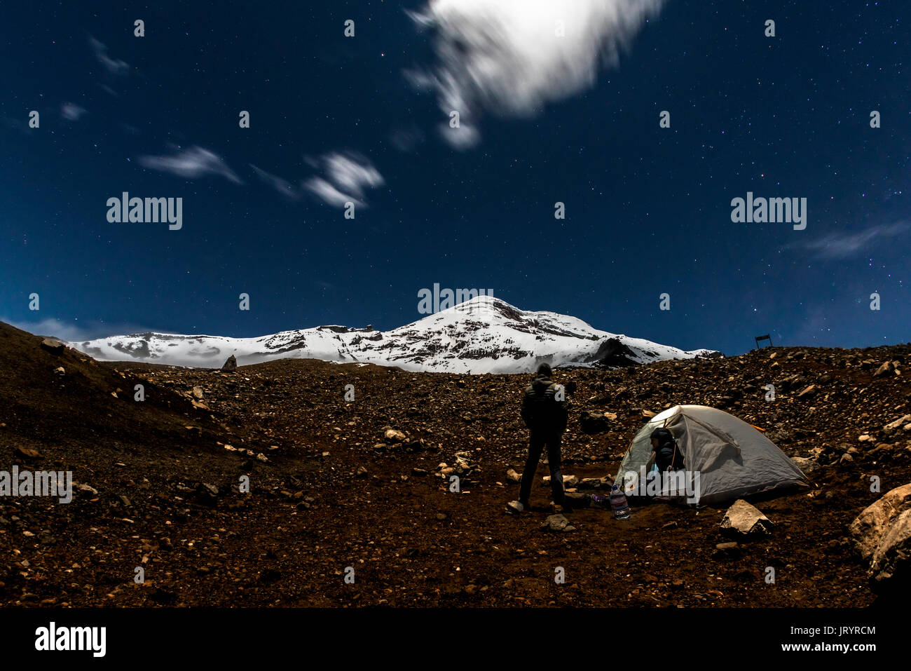 Due persone alla loro alta altitudine campeggio (16.000 piedi sopra il livello del mare), sul Monte Chimborazo, il picco più alto in Ecuador. Foto Stock