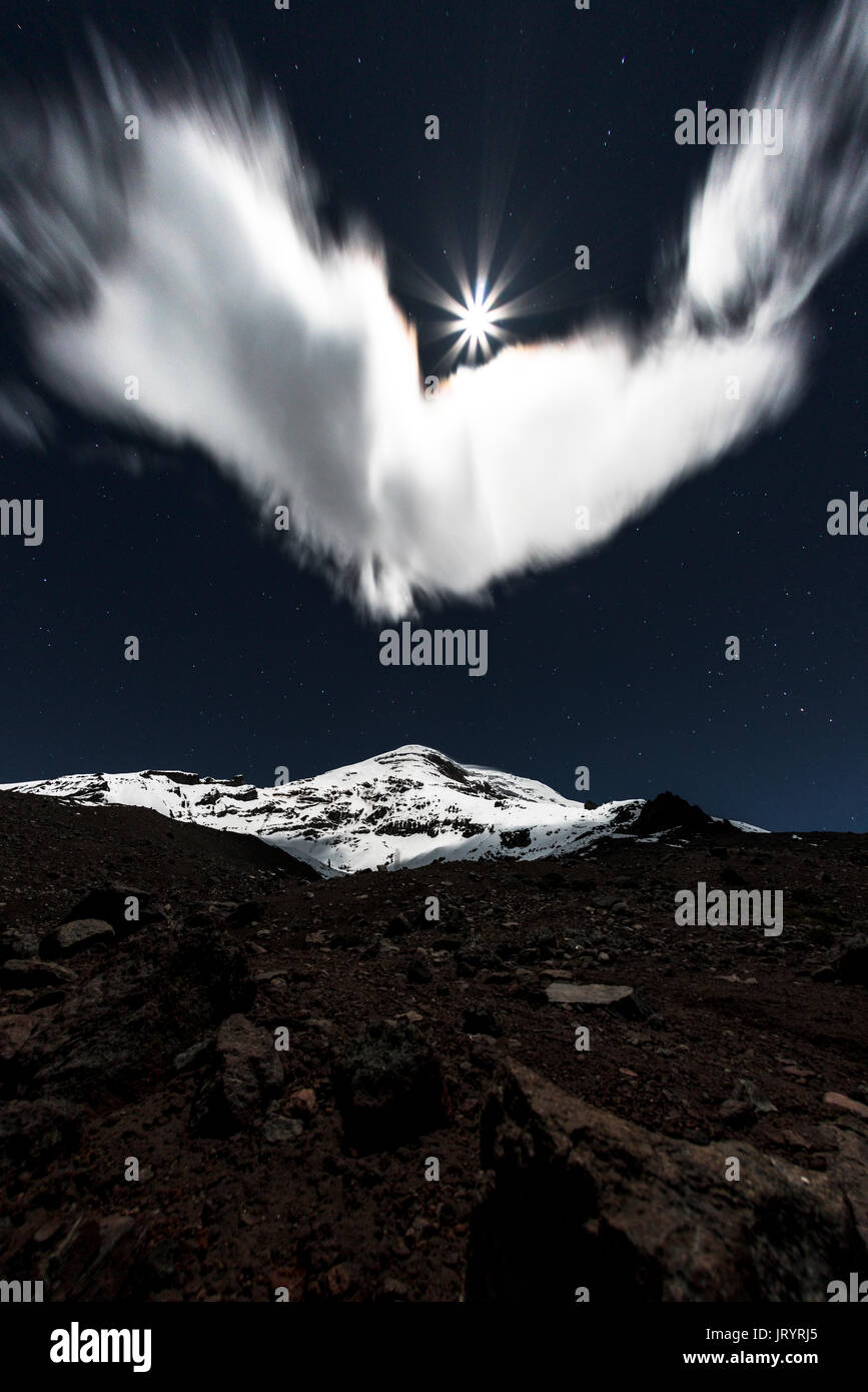 Il monte Chimborazo brilla sotto una luna piena. Il picco più alto in Ecuador. Foto Stock
