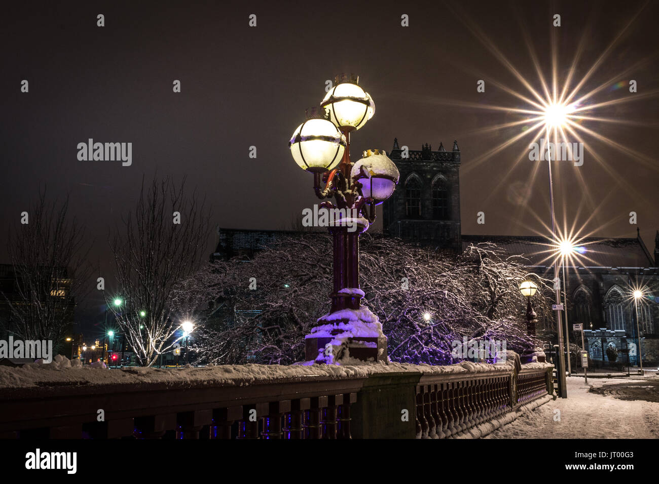 Ian Paisley abbey a night shot dal ponte abbazia durante l'inverno scorso anno Foto Stock