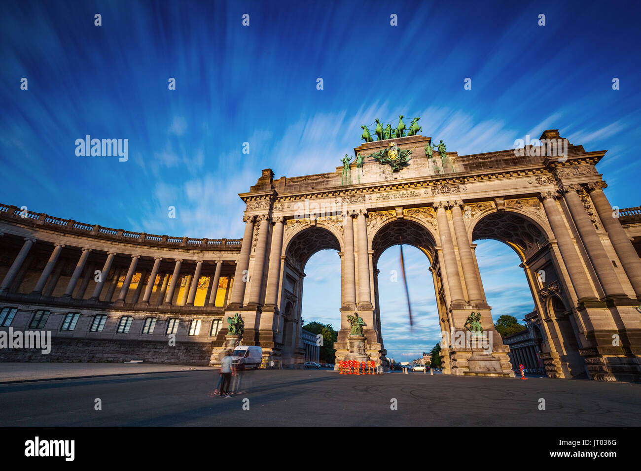 Drammatica vista dell'Arco Trionfale in parco Cinquantenaire a Bruxelles durante il tramonto Foto Stock