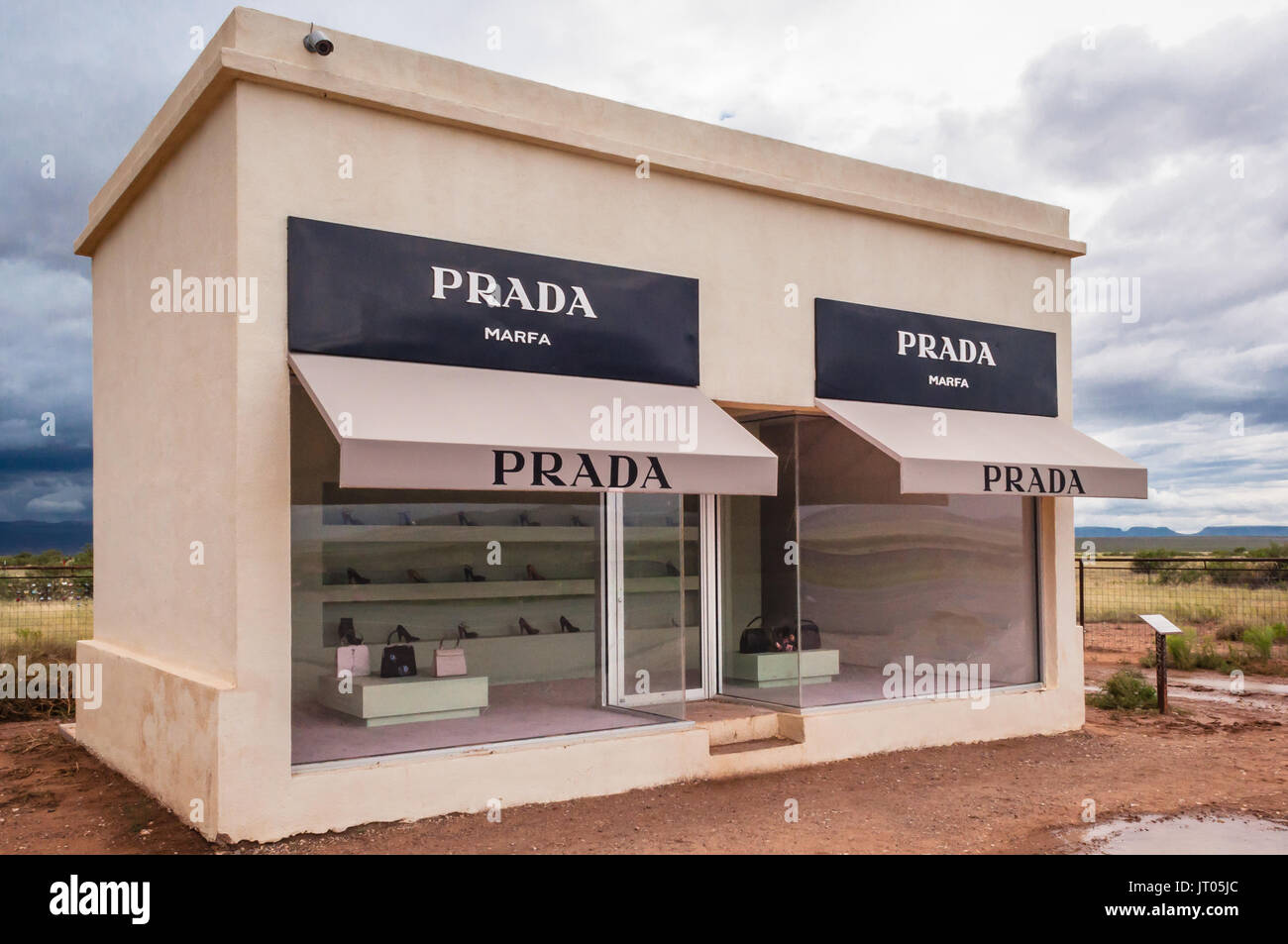 Profilo di Prada Marfa arte di installazione sulla strada del paese fuori la Highway 90 Foto Stock