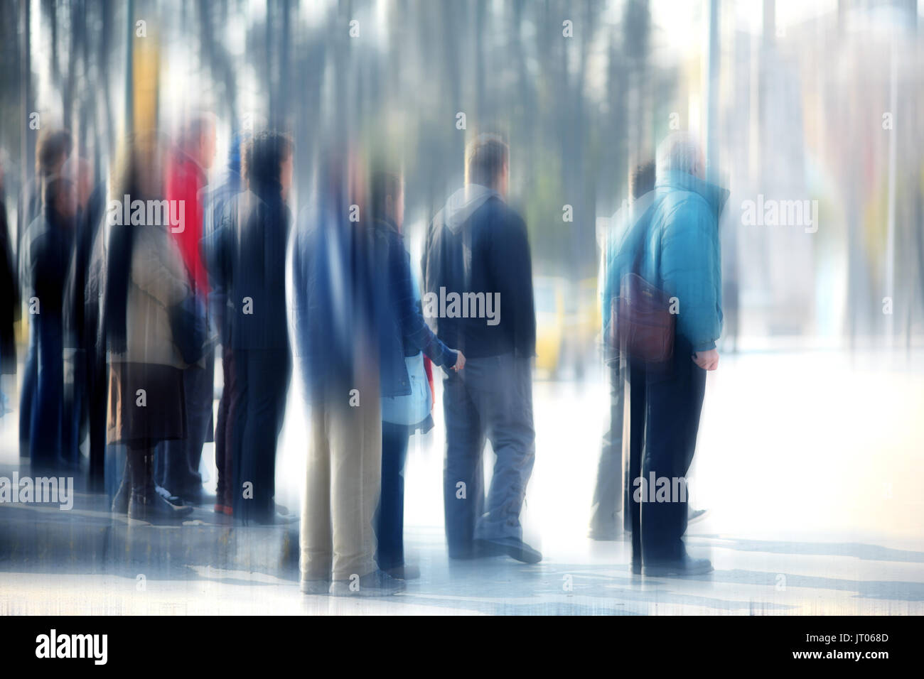 Sfocata l'immagine di sfondo di persone in attesa sulla strada trafficata Foto Stock