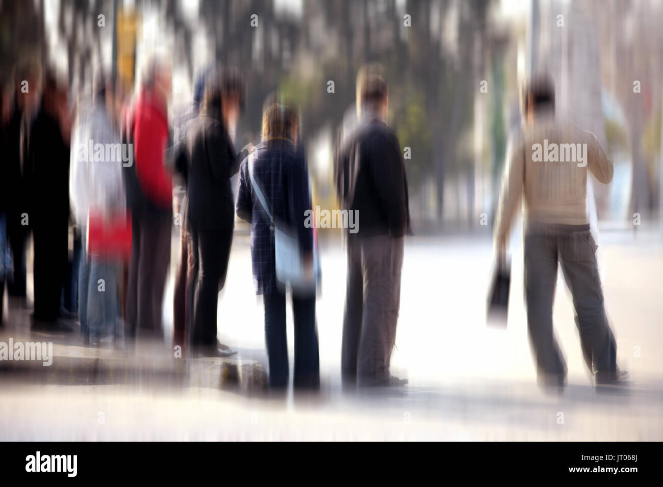 Sfocata l'immagine di sfondo di persone in attesa sulla strada trafficata Foto Stock