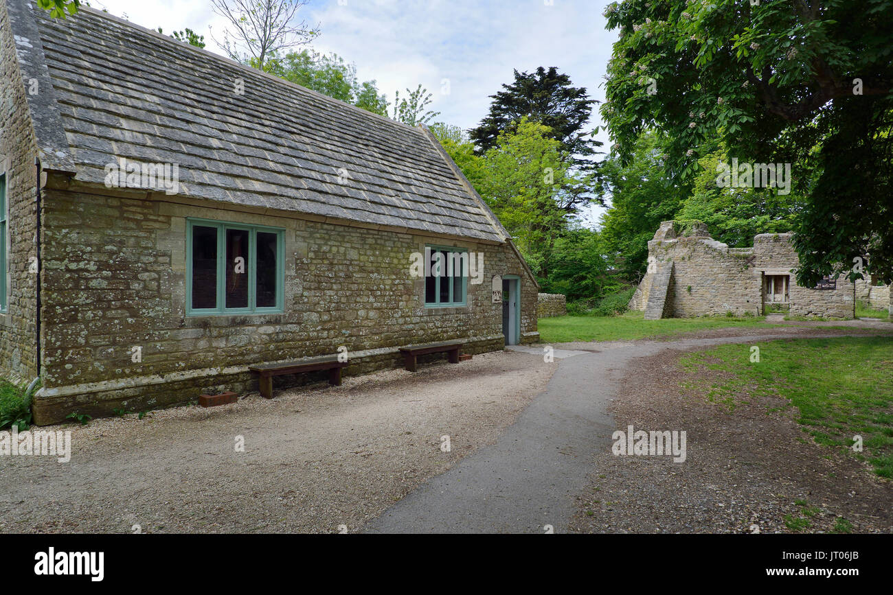 Scuola Camera, Tyneham, Dorset abbandonato nel 1943. Ora restaurato come una esposizione canonica Cottages dietro Foto Stock