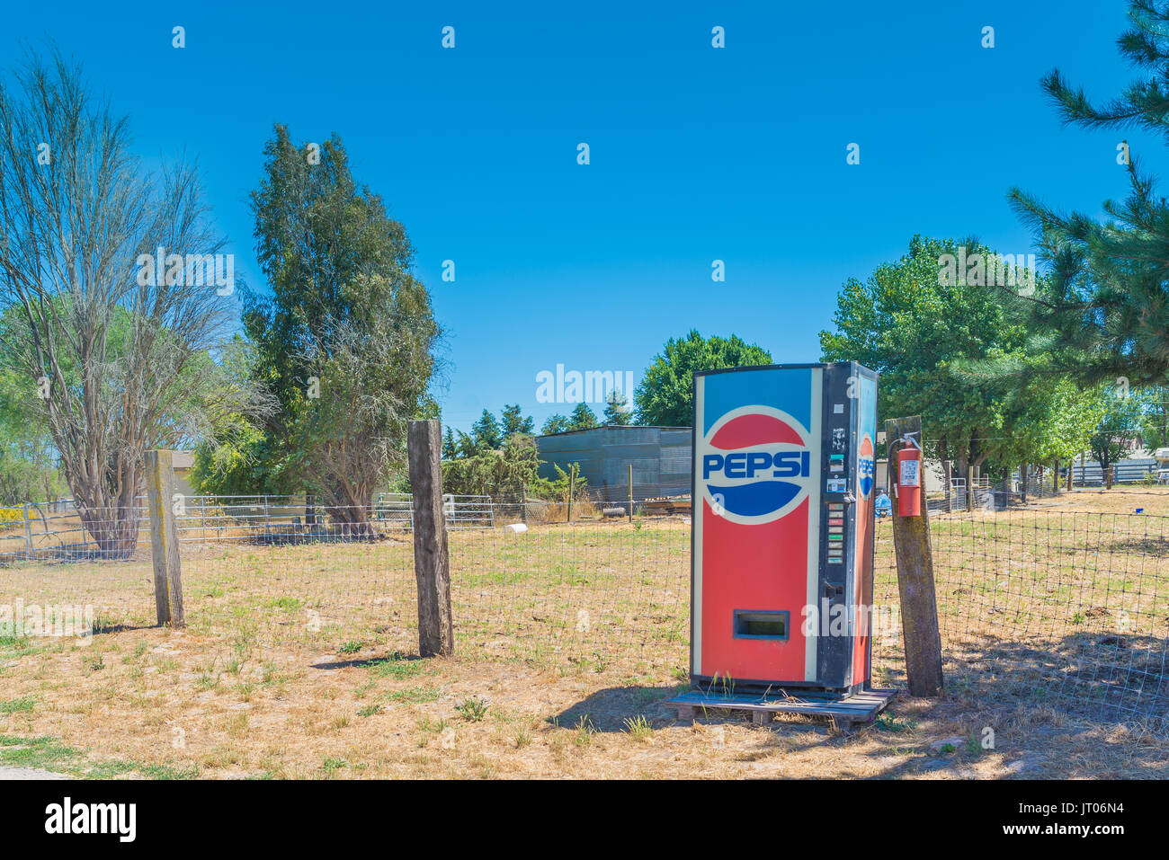 A Sonoma, CA - 04 Luglio: vecchia macchina pepsi nella fattoria di campagna Foto Stock