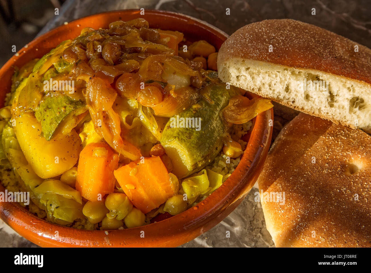 Cibo marocchino. Il cous cous vegetale. Souk Medina di Fez, Fes el Bali. Il Marocco, Maghreb Nord Africa Foto Stock