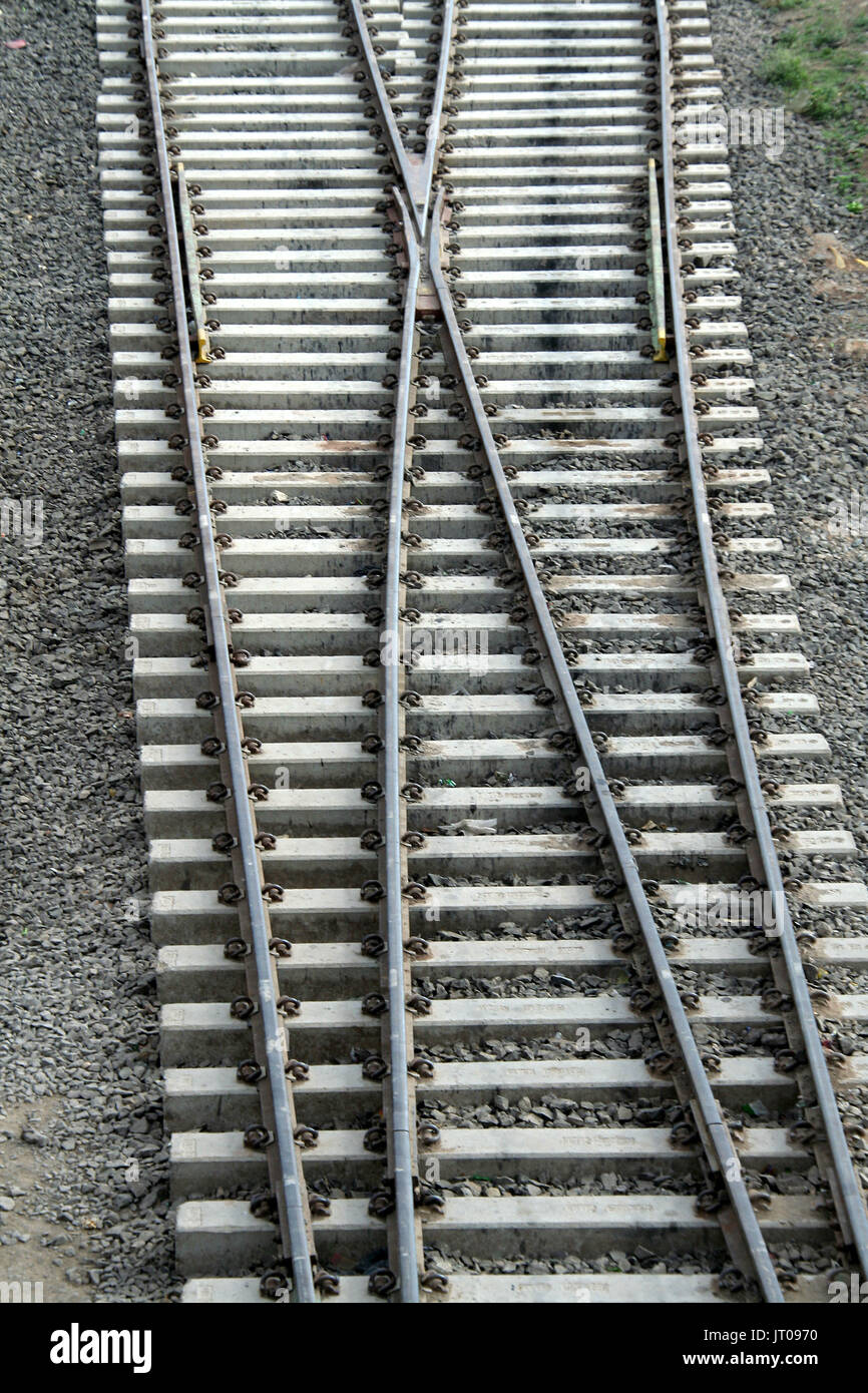 Cross-over di binari posati su traverse in cemento Foto Stock