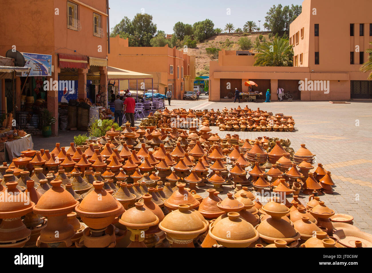 Tajine, tradizionale pentola di creta utilizzando per preparare verdure con  carne (tajine). Il Marocco Foto stock - Alamy