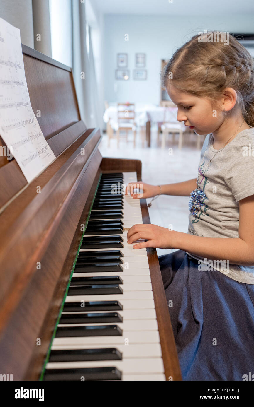 Ragazza pratica di suonare il pianoforte Foto Stock