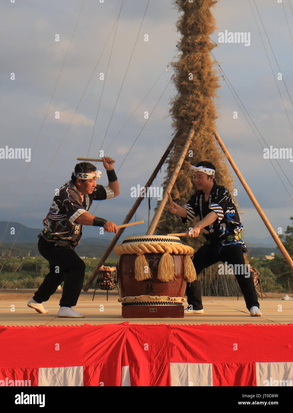 Giapponese tamburo taiko prestazioni in Kawakita festival dei fuochi d'artificio a Kanazawa in Giappone. Foto Stock