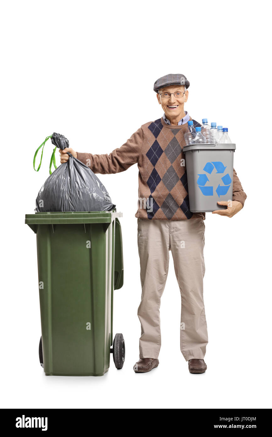 A piena lunghezza Ritratto di un senior con un contenitore di riciclaggio gettando un sacco di immondizia in un cestino isolato su sfondo bianco Foto Stock