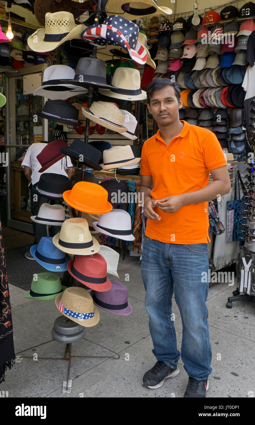 Ritratto di un giovane uomo dal Bangladesh che vende souvenir e cappelli per i turisti in Piazza San Marco posto nell'East Village, a Manhattan, New York City. Foto Stock