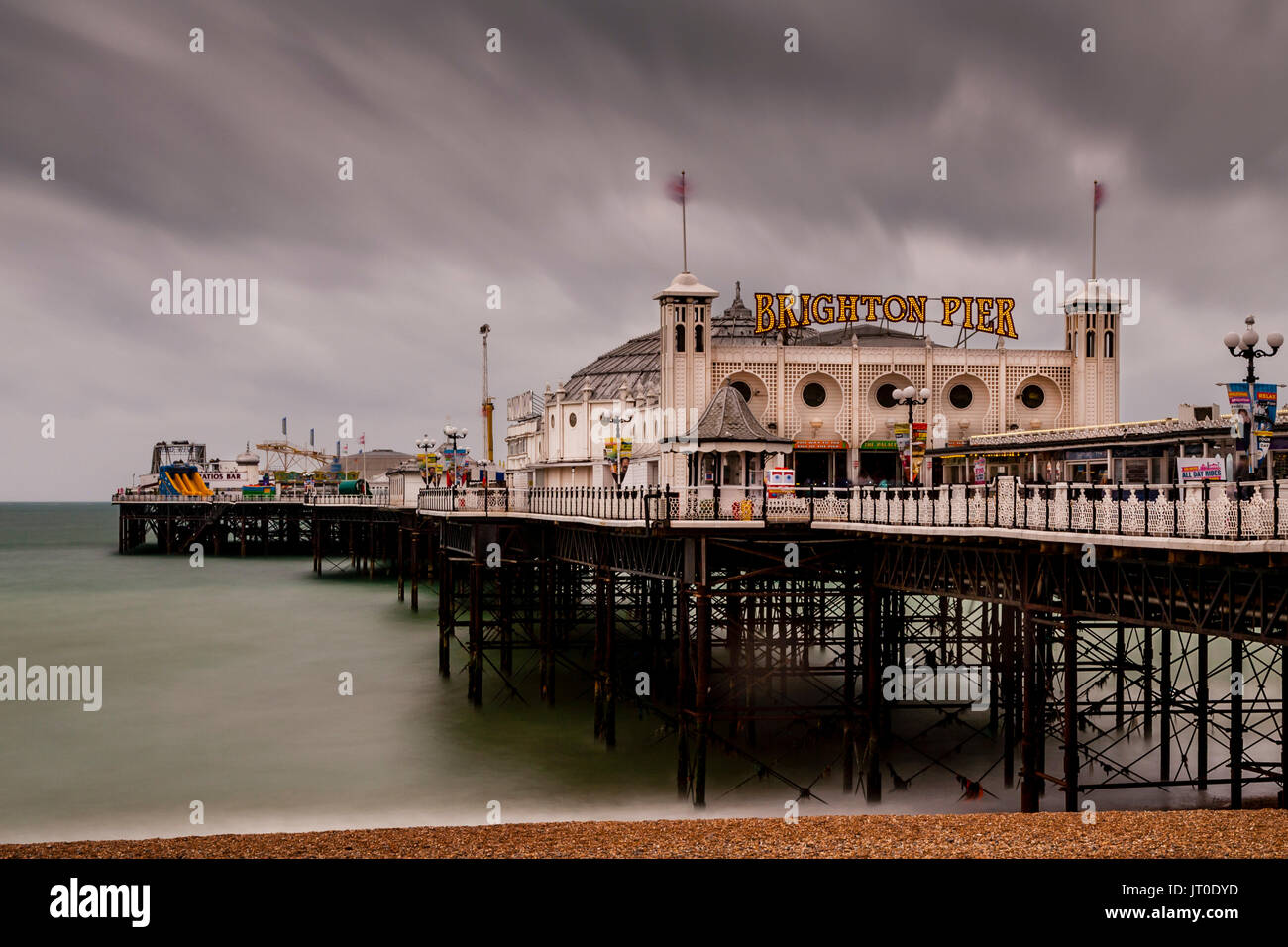 La Brighton Palace Pier in un giorno di pioggia, Brighton, Sussex, Regno Unito Foto Stock