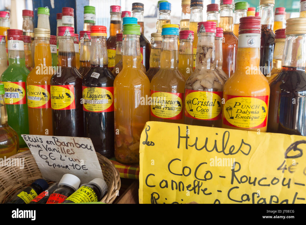Aromatizzato tradizionali bottiglie di rum al mercato in Martinica, dei Caraibi. Foto Stock