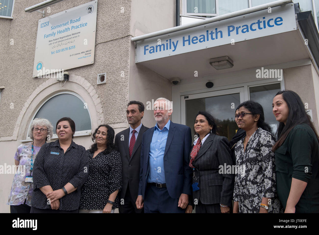 Leader laburista Jeremy Corbyn con i medici, gli infermieri e i consiglieri locali durante una visita a Somerset Family Health pratica a Southall, Londra. Foto Stock
